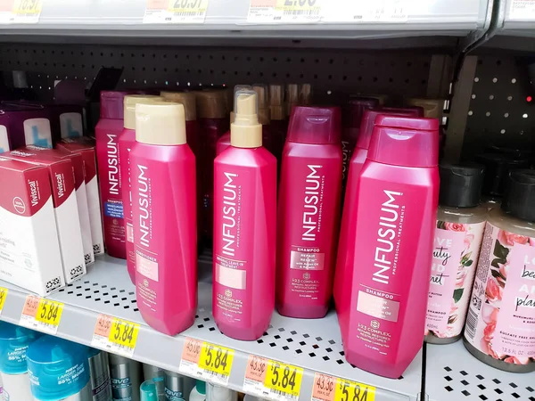 Los Angeles, California, ABD - 03-01-2022: Yerel bir bakkalda sergilenen çok sayıda Infusium şampuan ve saç kremi ürününün görüntüsü.