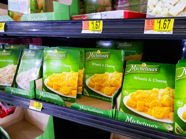 Los Angeles, Kaliforniya / ABD - 07 / 22 / 2020: Yerel bir bakkalda sergilenen Michelina 'nın dondurulmuş yemeklerinden oluşan çok sayıda paketin görüntüsü.