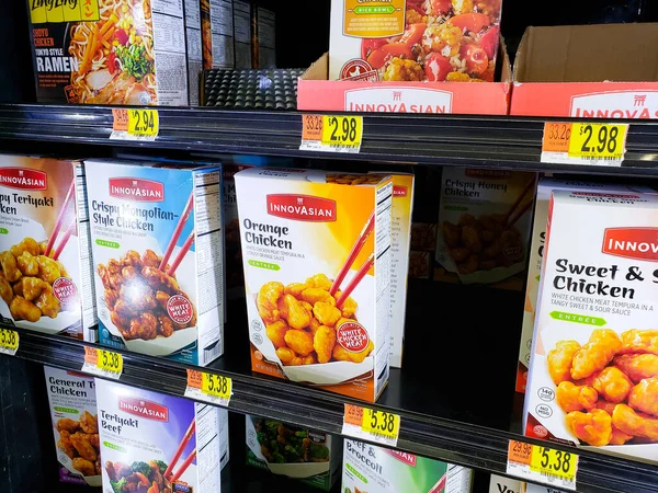 Los Angeles, Kaliforniya / ABD - 07 / 22 / 2020: Yerel bir bakkalda sergilenen çok sayıda Innovasian dondurulmuş akşam yemeği paketi.