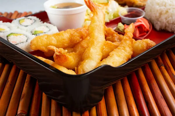 Tempura karidesli bento kutusunun yakın plan görüntüsü..