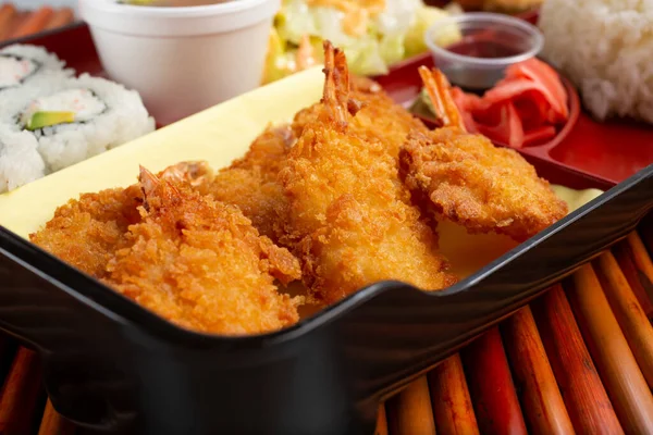 Kelebek karidesli bento kutusunun yakın plan görüntüsü..