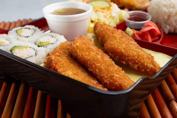 Kaliforniya dürümleri ve tofu keklerinin yer aldığı bento kutusunun yakın plan görüntüsü..