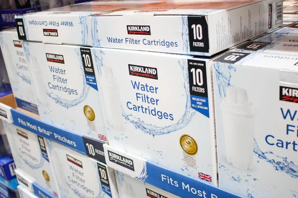 Los Angeles, Kaliforniya / ABD - 07 / 01 / 2020: Yerel bir Costco mağazasında sergilenen çok sayıda Kirkland İmza Su filtresi kartuşunun görüntüsü.