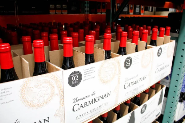 Los Angeles, California, ABD - 07-01-2020: Yerel büyük bir markette sergilenen çok sayıda şişe Domaine de Carmignan Cotes Du Rhone kırmızı şarabı manzarası.