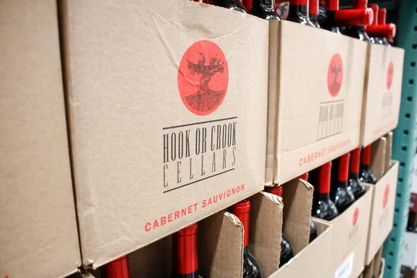 Los Angeles, California, ABD - 07-01-2020: Yerel büyük bir markette sergilenen çok sayıda şişe Hook veya Crook Cellars şarabı manzarası.