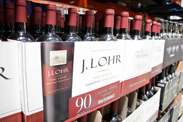 Los Angeles, California, ABD - 07-01-2020: Yerel büyük bir markette sergilenen J. Lohr Cabernet Sauvignon şarabının birkaç şişe görüntüsü.