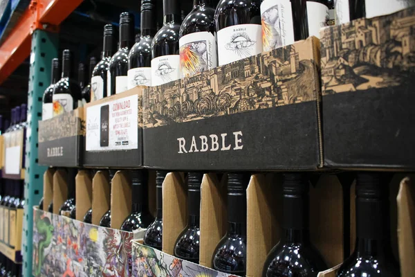Los Angeles, California, ABD - 07-01-2020: Yerel büyük bir markette sergilenen çok sayıda şişe Rabble şarabı manzarası.