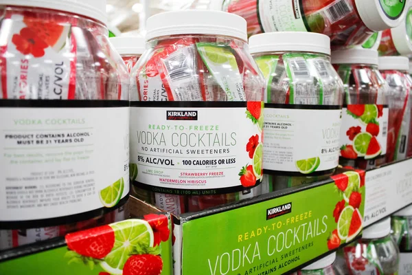 Los Angeles, Kaliforniya / ABD - 07 / 01 / 2020: Yerel bir Costco 'da sergilenen Kirkland İmza Hazır Votka Kokteyllerinin çok sayıda konteynırının görüntüsü.