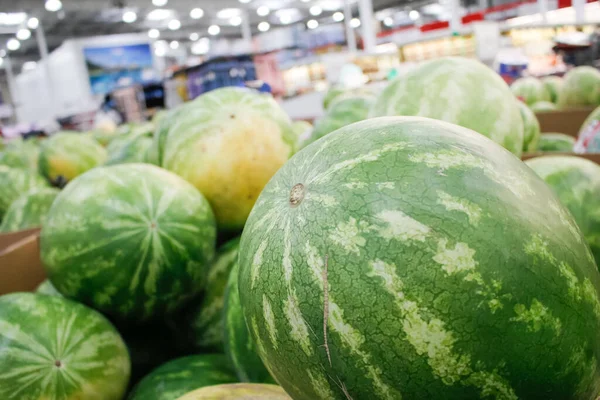 Yerel bir markette görülen birkaç karpuz manzarası..