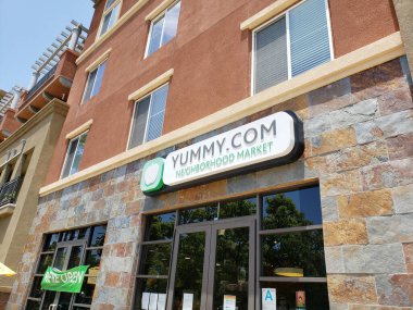 Los Angeles, Kaliforniya / ABD - 07 / 16 / 2020: Yummy.com Mahalle Pazarı olarak bilinen market zincirinin ön işareti.