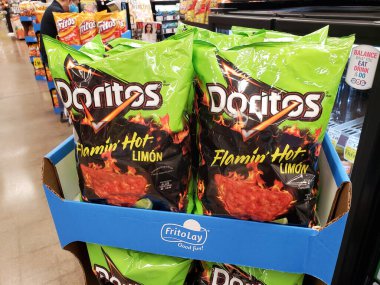Los Angeles, California, ABD - 07-01-2020: Yerel bir bakkalda sergilenen Doritos Flamin 'Hot Limon aromalı tortilla cipslerinin büyük atıştırmalık poşetleri.
