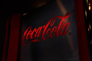 Los Angeles, California, ABD - 07-22-2020: Kırmızı ve karanlıkta parlayan bir Coca-Cola otomat otomatının manzarası.