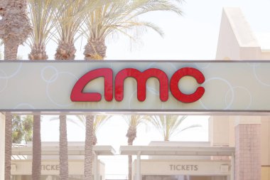 Fullerton, California / ABD - 07 / 16 / 2020: Kuruluşlarından birinin dışındaki AMC sinema logosu manzarası.
