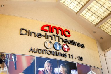 Fullerton, California / ABD - 07 / 16 / 2020: AMC Dinlenme Tiyatroları için bir binanın ön tabelalarının görüntüsü.