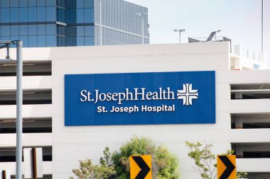 Orange, California / ABD - 07 / 22 / 2020: St. Joseph Hastanesi olarak bilinen bir hastanenin otoparkının yanında kurulum işareti.