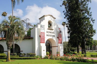 Santa Ana, Kaliforniya / ABD - 07 / 22 / 2020: Bowers Müzesine özel girişlerden birinin manzarası.