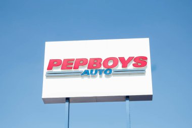 Los Angeles, Kaliforniya / ABD - 07 / 22 / 2020: PepBoys Oto yedek parça ve servis merkezi için sokak tabelası.