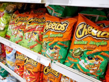 Cypress, California / ABD - 07 / 20 / 2020: Yerel bir bakkalda sergilenen bir kaç paket Cheddar Jalapeno cipsinin görüntüsü.