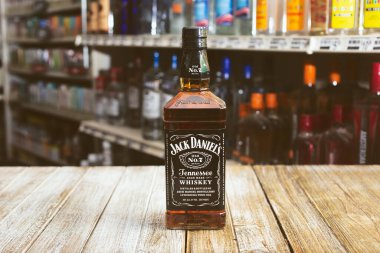 Los Angeles, California, ABD - 07-22-2020: Bir şişe Jack Daniel viskisi, ahşap bir masada, içki dükkanında.