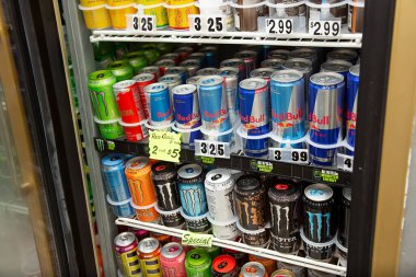 Los Angeles, Kaliforniya / ABD - 07 / 22 / 2020: Çeşitli popüler enerji içeceği markalarının yer aldığı ticari bir içecek buzdolabı manzarası.