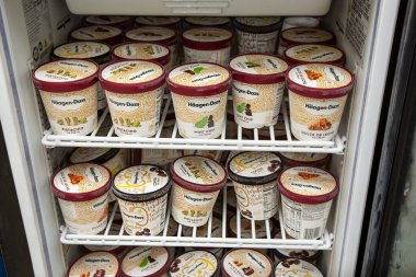 Los Angeles, Kaliforniya / ABD - 07 / 22 / 2020: Yerel bir markette görülen çeşitli Haagen-Dazs dondurma çeşitleriyle dolu küçük ticari bir buzdolabının manzarası.
