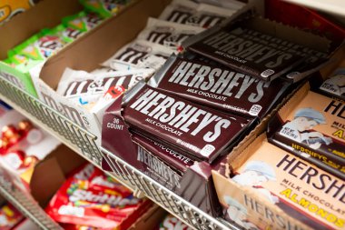 Los Angeles, California, ABD - 07-22-2020: Yerel bir bakkalda görülen diğer popüler şeker paketlerinin yanında Hershey 'in çikolatalarına yakından bakmak.