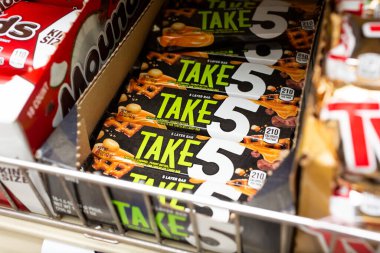 Los Angeles, California, ABD - 07-22-2020: Yerel bir bakkalda sergilenen Take 5 şeker kutusu.