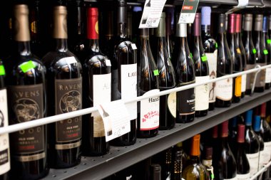 Los Angeles, California, ABD - 07-22-2020: Yerel bir şarap dükkanının rafındaki çok sayıda popüler şarap markasının görüntüsü.