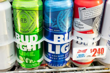 Los Angeles, Kaliforniya / ABD - 07 / 22 / 2020: Yerel bir likör dükkanındaki ticari bir içecek buzdolabının içinde çok sayıda Budweiser uzun konserve ürününün görüntüsü.