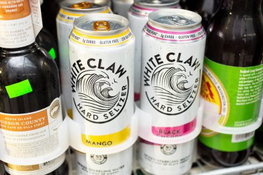 Los Angeles, California, ABD - 07-22-2020: Yerel bir içki dükkanında sergilenen White Claw uzun kutularının yakın görüntüsü.