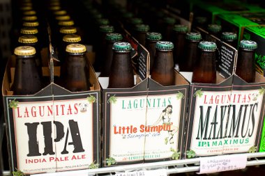 Los Angeles, California, ABD - 07-22-2020: Yerel bir içki dükkanında sergilenen 6 paket Lagunitas şişe bira manzarası.