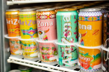 Los Angeles, California, ABD - 02-08-2020: Yerel bir markette sergilenen çok sayıda Arizona Green Tea içeceği manzarası.
