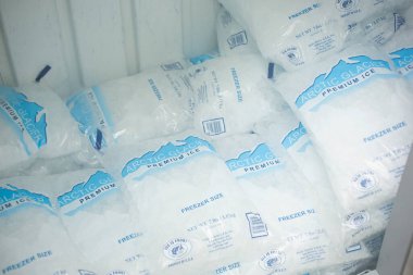 Los Angeles, Kaliforniya / ABD - 07 / 22 / 2020: Yerel bir içki dükkanında sergilenen çok sayıda Arctic Glacier Premium buz paketi.