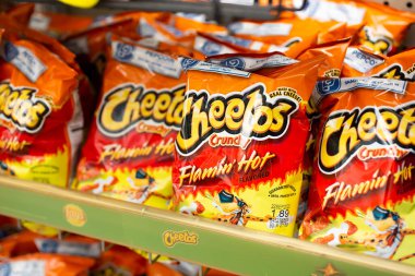 Los Angeles, California, ABD - 07-22-2020: Yerel bir bakkalda sergilenen bir kaç paket Cheetos Çıtır Çıtır Acılı cipsin manzarası.