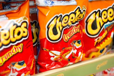 Los Angeles, Kaliforniya / ABD - 07 / 22 / 2020: Cheetos Crunchy 'nin yakın plan görüntüsü.