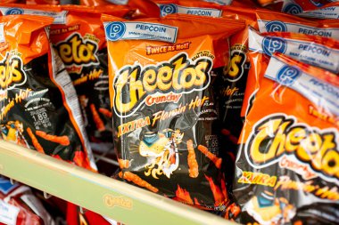 Los Angeles, Kaliforniya / ABD - 07 / 22 / 2020: Yerel bir bakkalda sergilenen çok sayıda Cheetos Crunchy XXTRA Flamin 'Hot cipsinin görüntüsü.