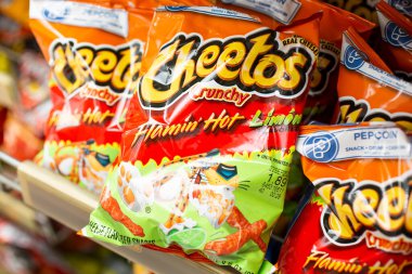 Los Angeles, Kaliforniya / ABD - 07 / 22 / 2020: Yerel bir bakkalda sergilenen Cheetos Crunchy Flamin 'Hot Limon aromalı cips paketlerinin manzarası.