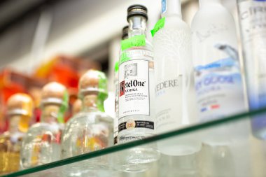 Los Angeles, Kaliforniya / ABD - 07 / 22 / 2020: Yerel bir likör dükkanında ketel One, Belvedere, Grey Goose ve patron markalarının yer aldığı raftaki birkaç küçük likör şişesinin görüntüsü.