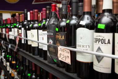 Los Angeles, Kaliforniya, Amerika Birleşik Devletleri - 07-22-2020: Yerel bir içki dükkanında görülen, çeşitli popüler şarap şişeleriyle dolu bir rafın manzarası.