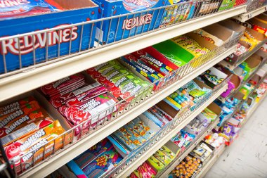 Los Angeles, Kaliforniya / ABD - 07 / 22 / 2020: Yerel bir içki dükkanında sergilenen çok sayıda popüler şeker ürününün manzarası.