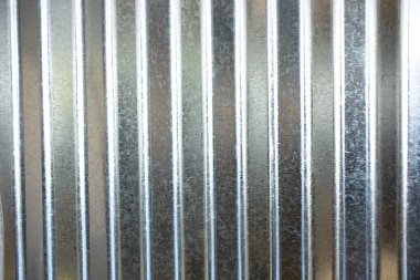 Arkaplan olarak çizgili metal bir levha görünümü.