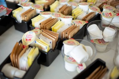 Los Angeles, California, ABD - 08-24-2021: Caddies içine sıkıştırılmış çok sayıda şeker paketinin manzarası, yerel bir restoranda masalara hazır.