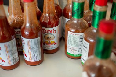 Los Angeles, Kaliforniya / ABD - 07 / 22 / 2020: Çok sayıda Tapatio ve Tabasco acı sos şişesinin manzarası.