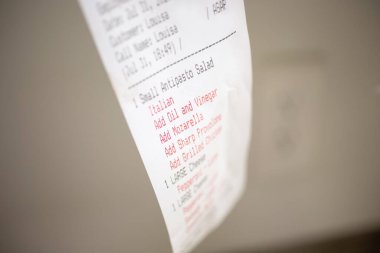 Restoran sipariş makbuzunun yakın plan görüntüsü..