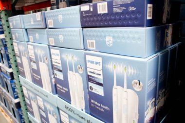 Los Angeles, Kaliforniya / ABD - 07 / 22 / 2020: Philips Sonicare elektrikli diş fırçası setlerinin çeşitli paketlerinin yerel büyük bir markette sergilenmesi.