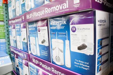 Los Angeles, Kaliforniya / ABD - 07 / 22 / 2020: Yerel büyük bir markette sergilenen çok sayıda kutu WaterPik su temizleyicisi manzarası.