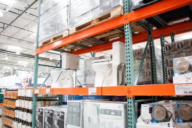 Los Angeles, Kaliforniya / ABD - 07 / 22 / 2020: Yerel bir Costco mağazasında sergilenen çok sayıda tuvalet armatürünün görüntüsü.
