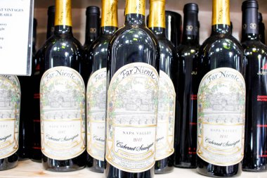 Los Angeles, Kaliforniya / ABD - 07 / 22 / 2020: Yerel bir bakkalda sergilenen çok sayıda Far Niente Cabernet Sauvignon şarabının manzarası.