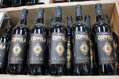 Los Angeles, California, ABD - 07-22-2020: Yerel bir bakkalda sergilenen Francis Ford Coppola Elmas Koleksiyonu Claret şarabının birkaç şişe görüntüsü.