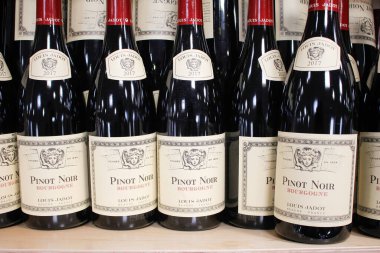 Los Angeles, Kaliforniya / ABD - 07 / 22 / 2020: Yerel bir bakkalda sergilenen çok sayıda Louis Jadot Bourgogne pinot şarabı manzarası.